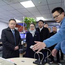 顾海东书记一行走访苏州小样青年社区，调研海东科技发展新动能